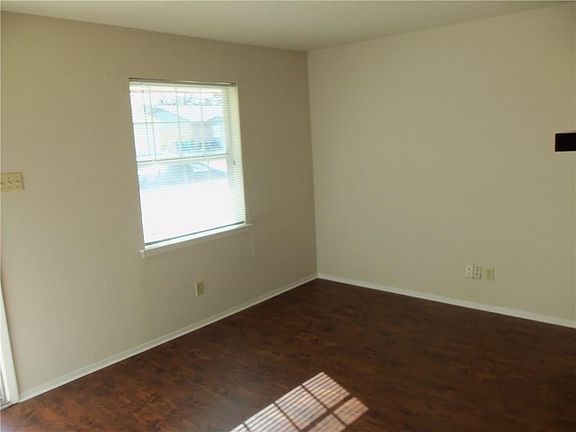 2nd image of 527 Sweetbriar Dr