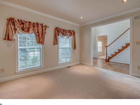 4th image of 2745 Harvard Dr