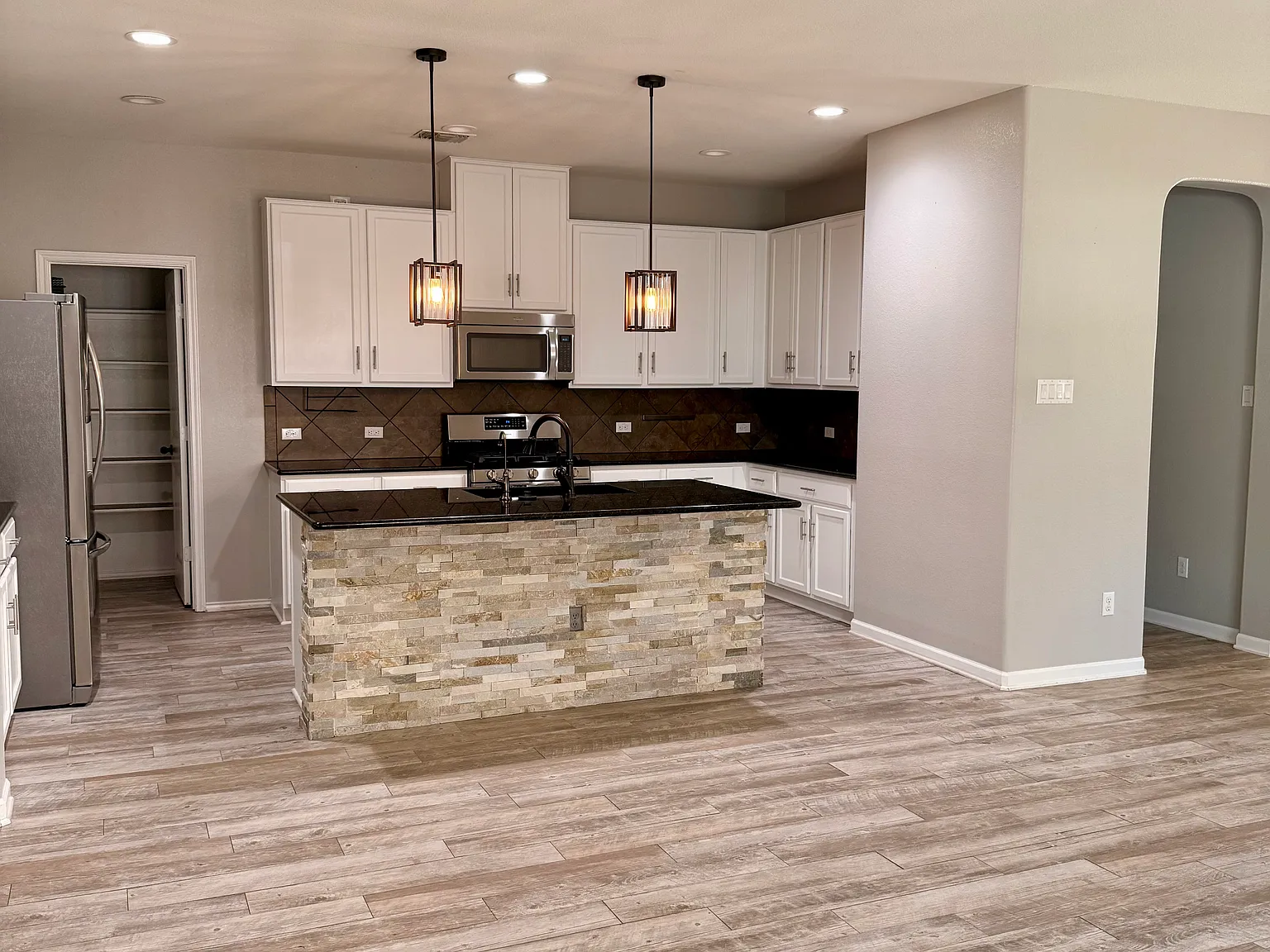4 bed, 2040 sqft, $2,300 — Photo 4