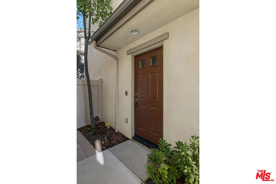 Photo 2 of 22 - 6840 De Celis Pl #25 - Van Nuys, CA Building Photo - 6840 De Celis Pl #25