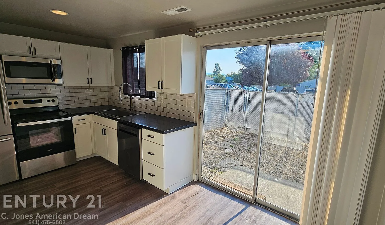 2 Bed, 1.5 Bath Town Home North Medford — Photo 2