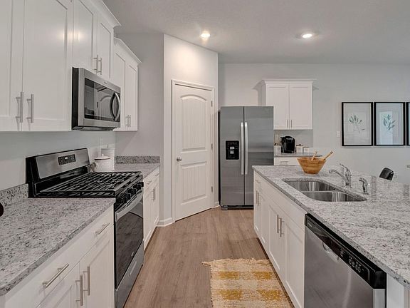 4th image of 702 Edgemont Cir