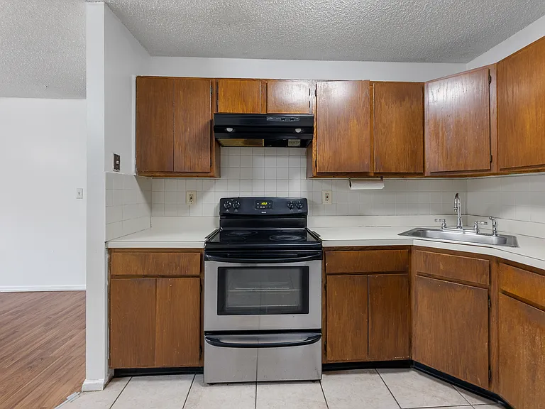 61 Canterbury Ct — Photo 6