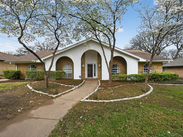 704 Castlewood Ln, Arlington, TX 76012