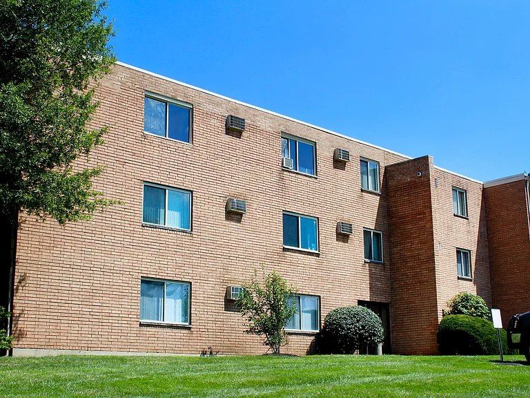 Crown Pointe Apartments — Photo 7