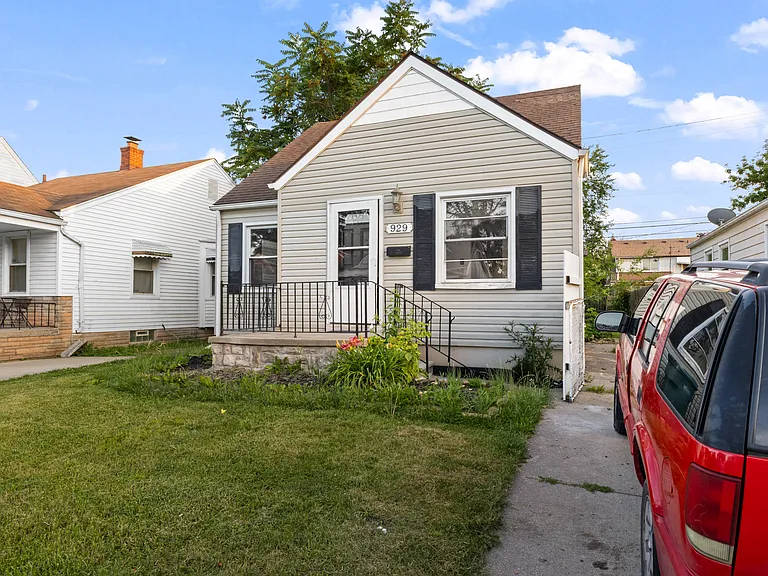 929 White Ave — Photo 1