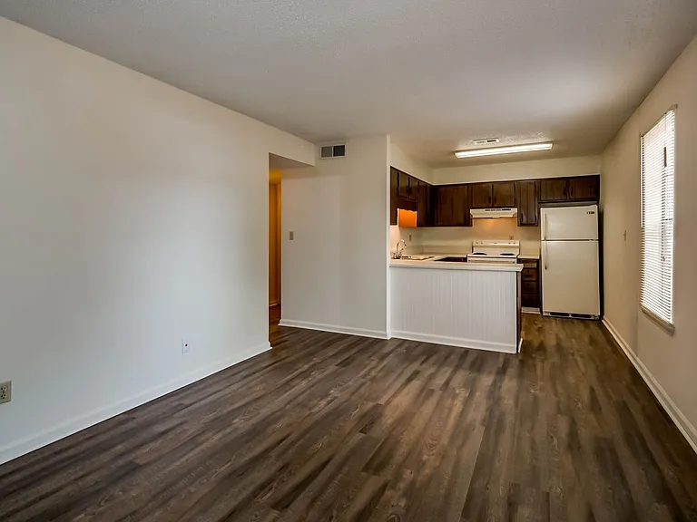Essex Square Apartments — Photo 43