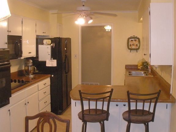 Kitchen with breakfast bar