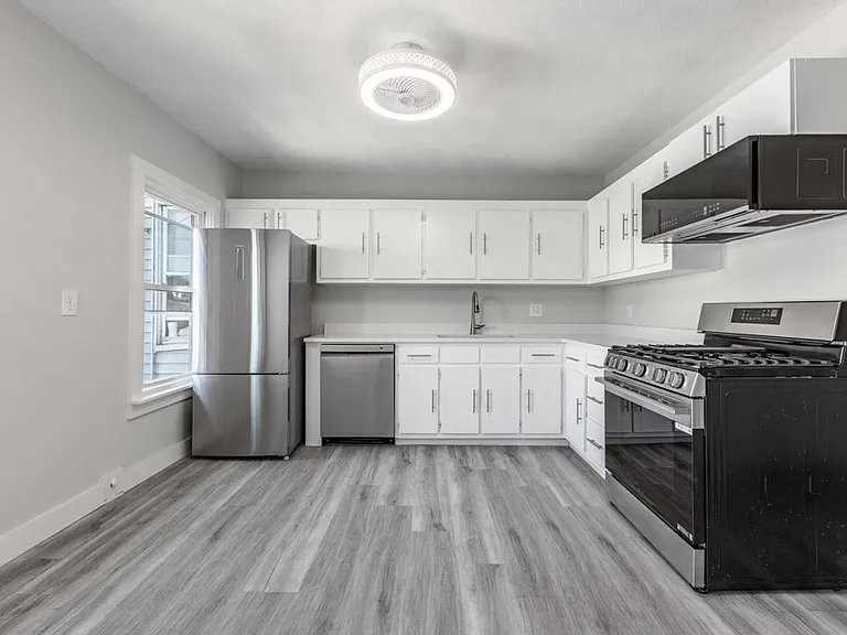 186 Marion St #3 — Photo 8