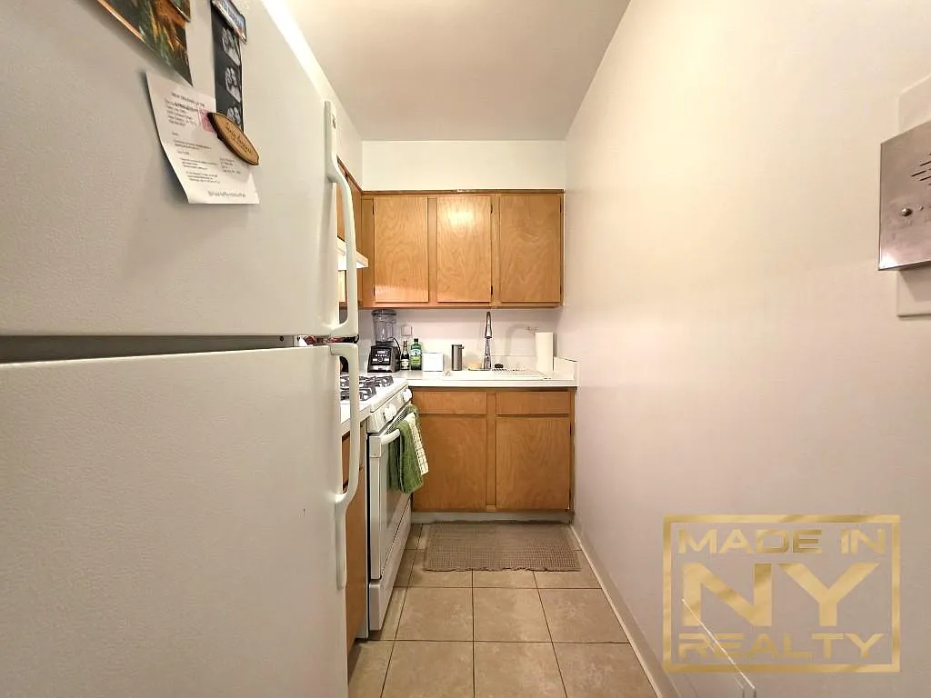 327 West 30th Street — Photo 3