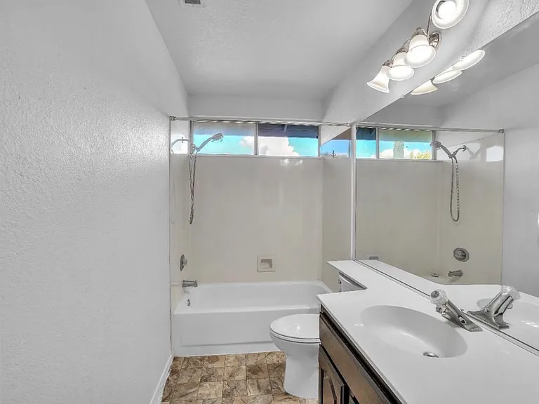 719 Raven Dr — Photo 5