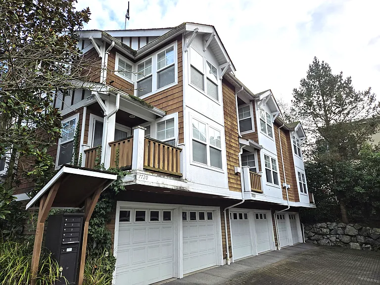 7724 E Green Lake Dr N — Photo 1