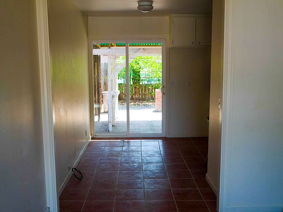 5th image of 155 Boggs Ct