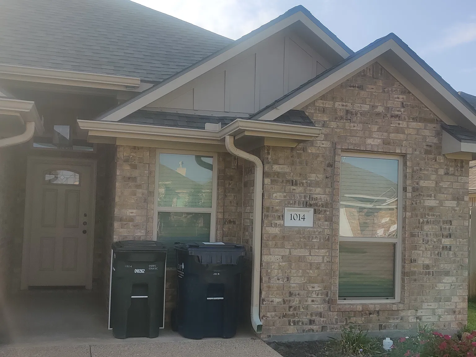 5 bed, 2140 sqft, $2,600 — Photo 2