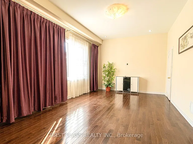60 Wozniak Cres — Photo 5