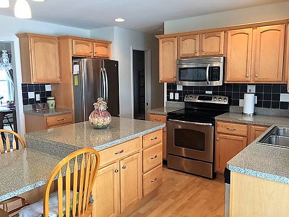 4th image of 12 Heritage Dr
