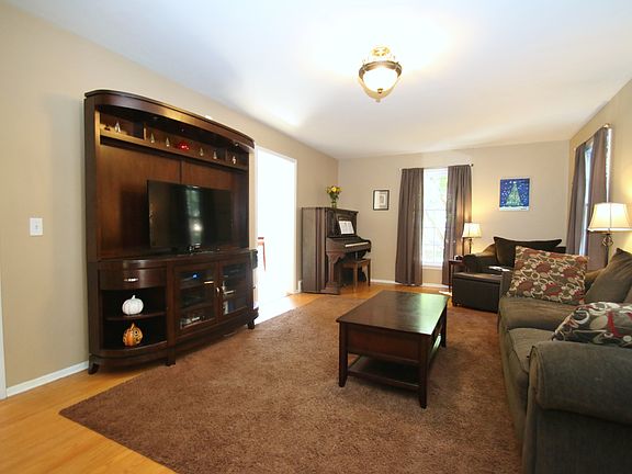 4th image of 1 Oak Leaf Ln