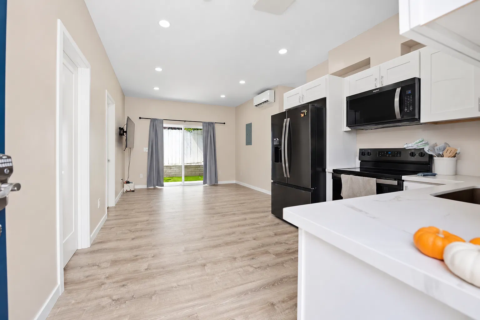 2 bed, 628 sqft, $2,750 — Photo 3