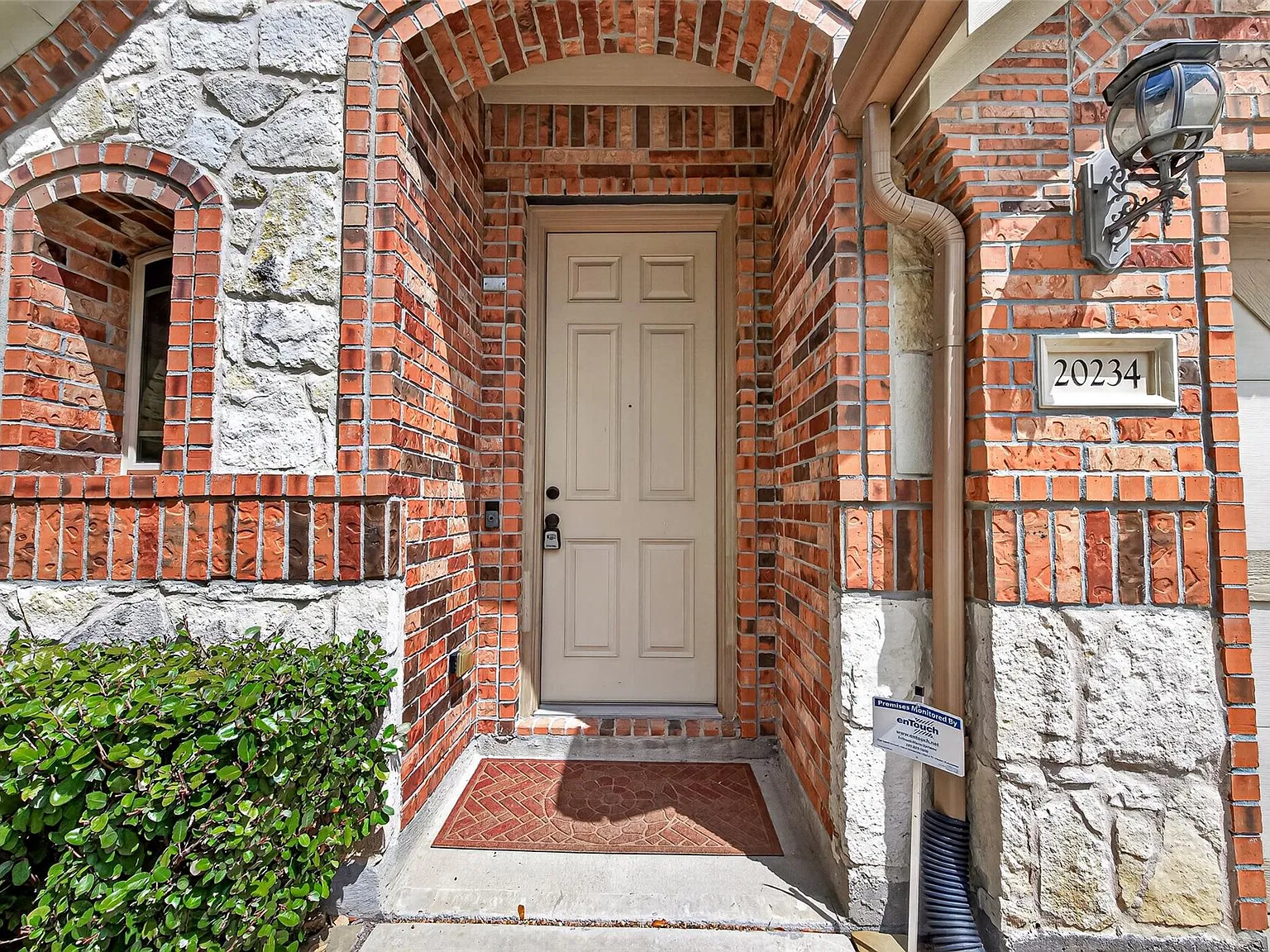 3 bed, 2.0 bath, 2029 sqft, $2,395 — Photo 4