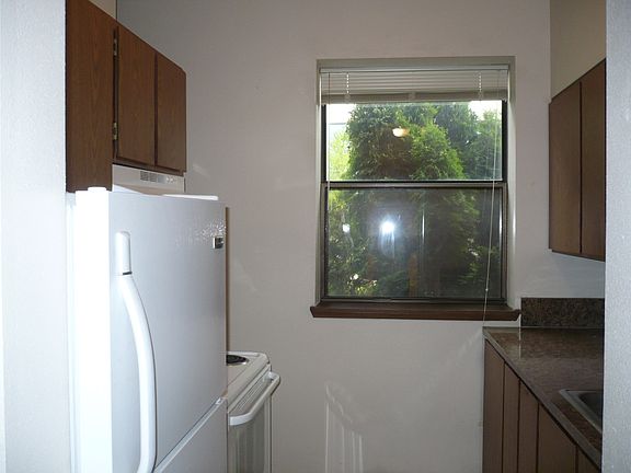 2nd image of 402 6th St APT 304