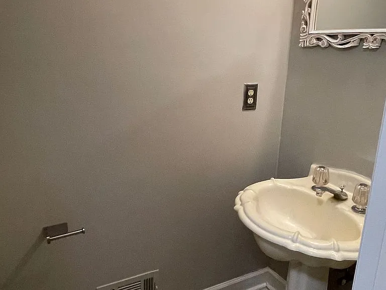 428 Page Ave NE #16 — Photo 8