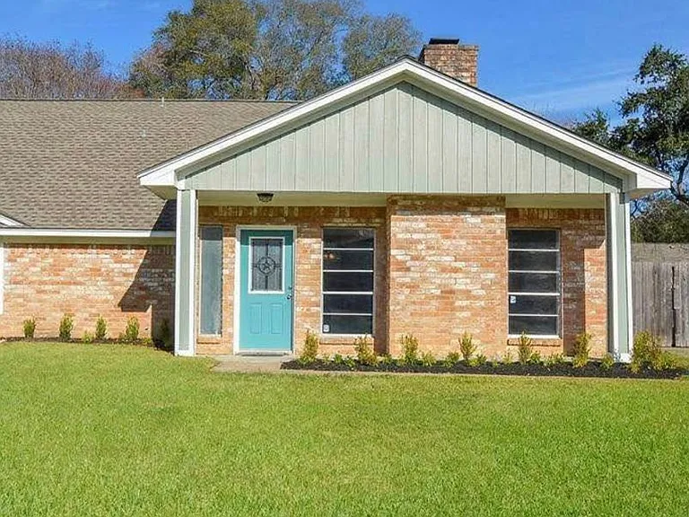 22722 Fincastle Dr — Photo 1