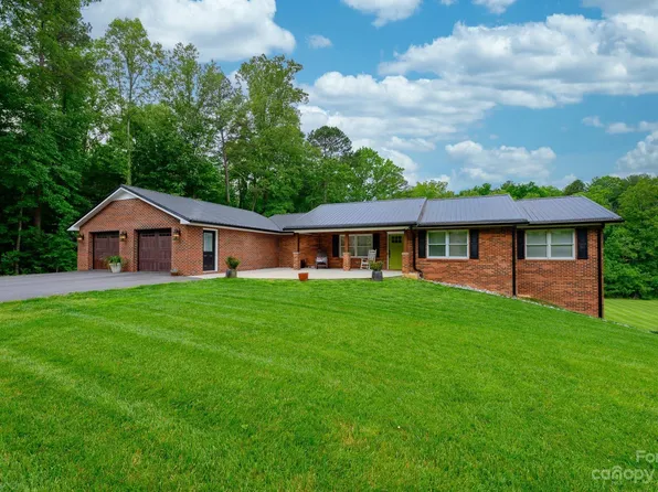 114 Foothills Dr SE, Lenoir, NC 28645