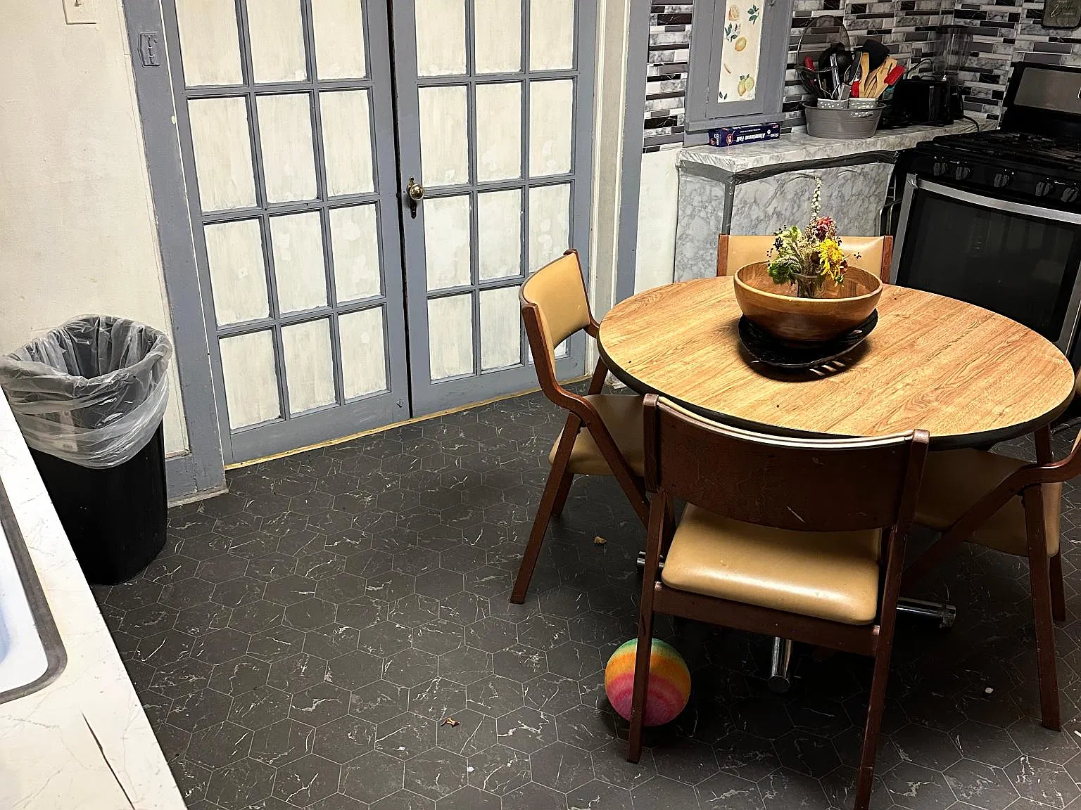 3 bed, 1600 sqft, $1,100 — Photo 3