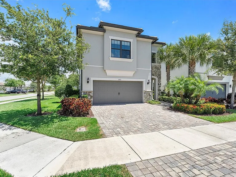 2485 Primrose Pl — Photo 3