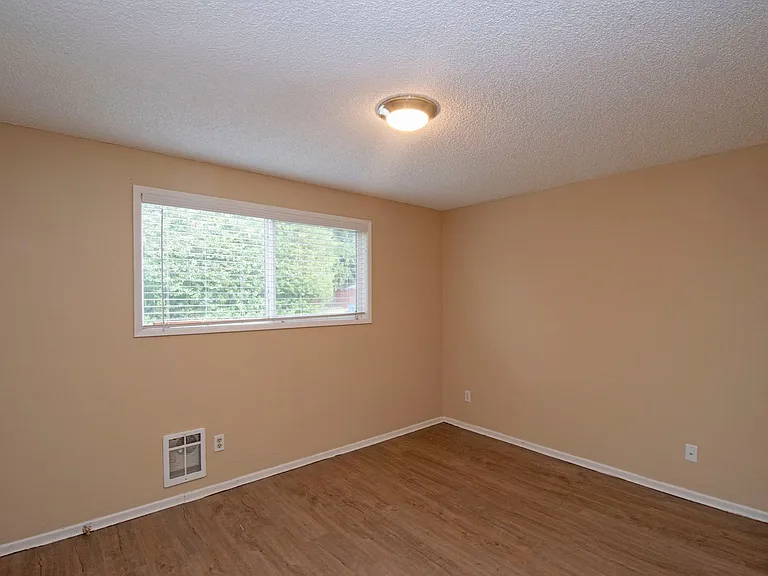 2204 E 35th St — Photo 14
