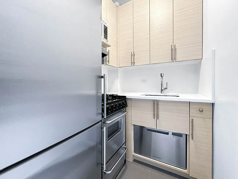 4 Park Ave #7A — Photo 5