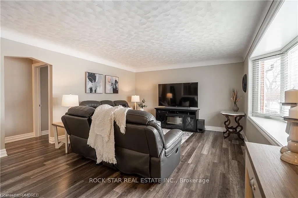 3 bed, $3,200 — Photo 2