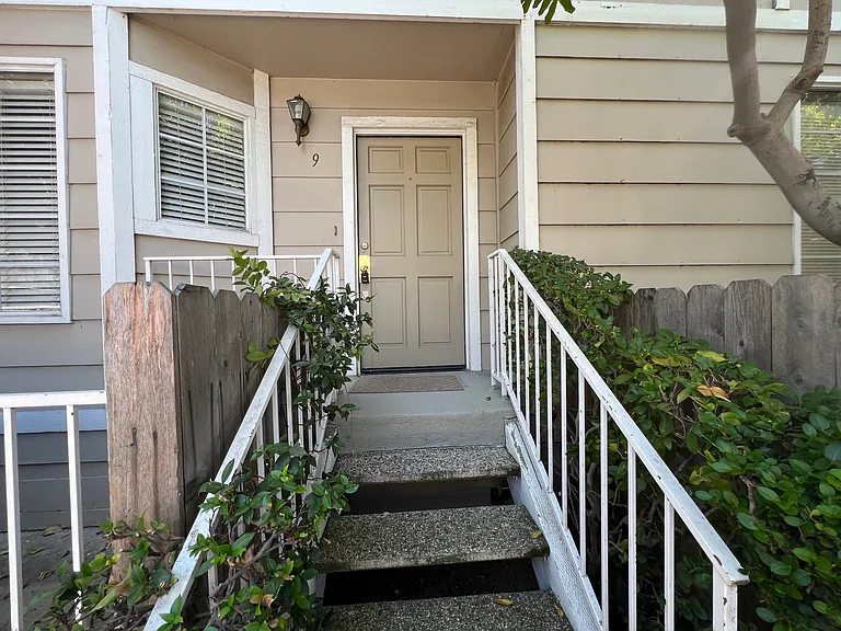 154 N Meridith Ave #9 — Photo 5