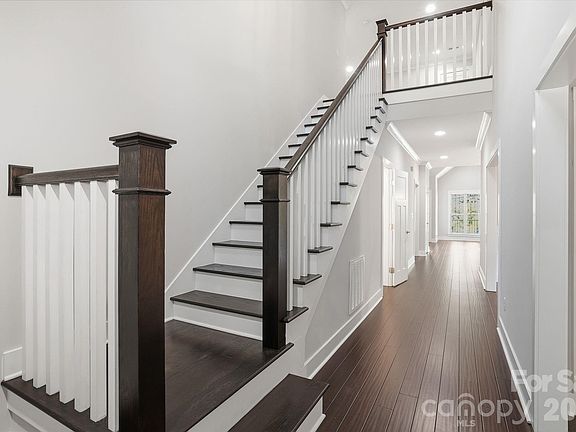3rd image of 740 Seldon Dr