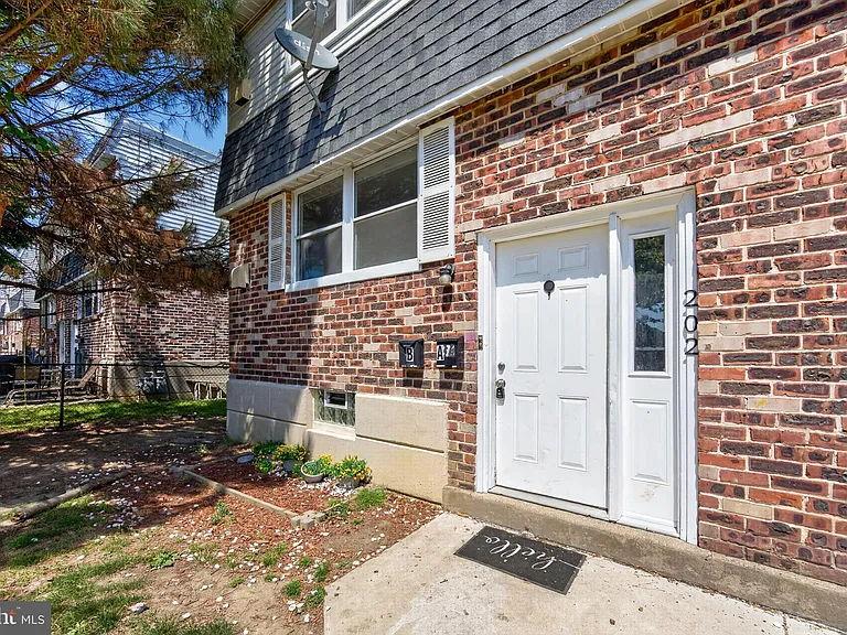 202 Green St — Photo 3
