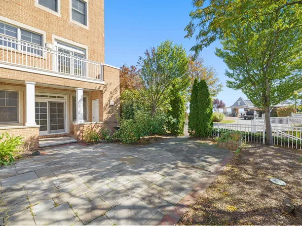 1 Intrepid Place image 36 of 38