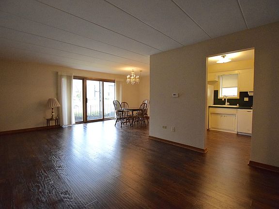 4th image of 10400 S Komensky Ave APT 1S