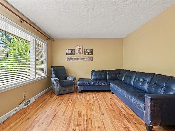 5th image of 90 Elm Dr