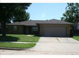 812 N Stout Cir, Moore, OK 73170