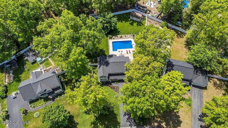 4th image of 229 Drummond Drive