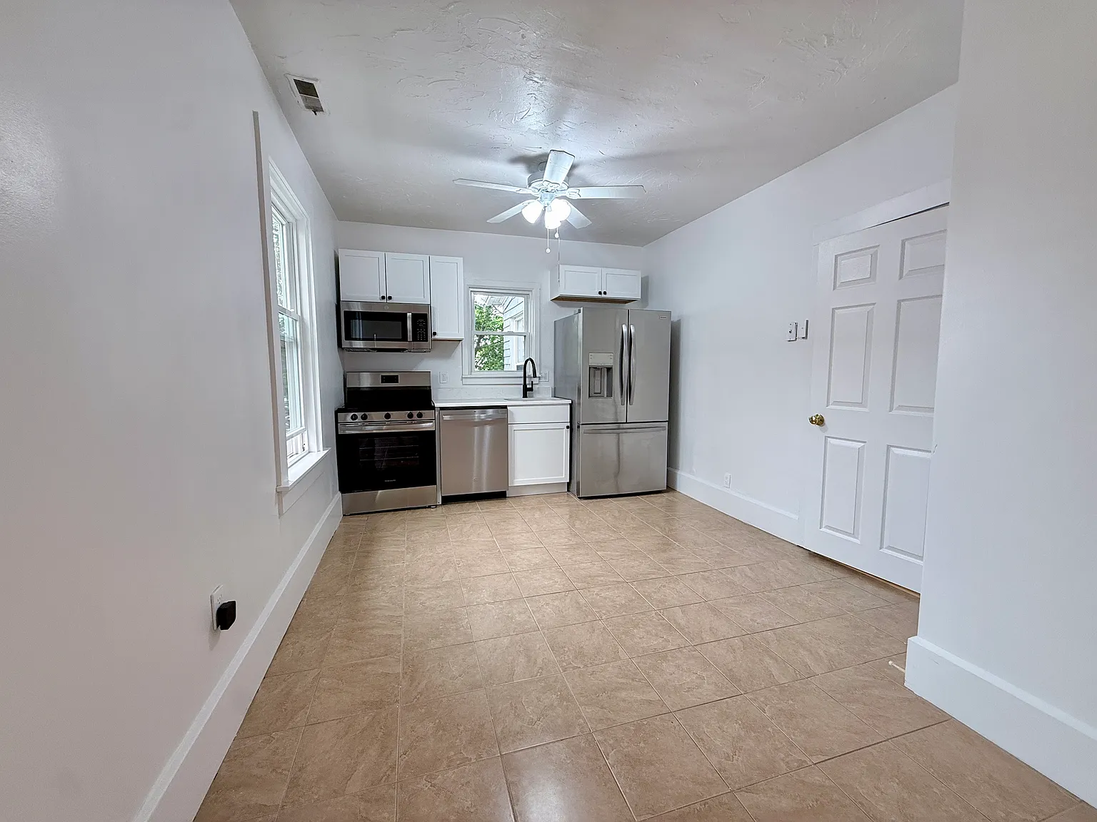 2 bed, 863 sqft, $2,400 — Photo 2