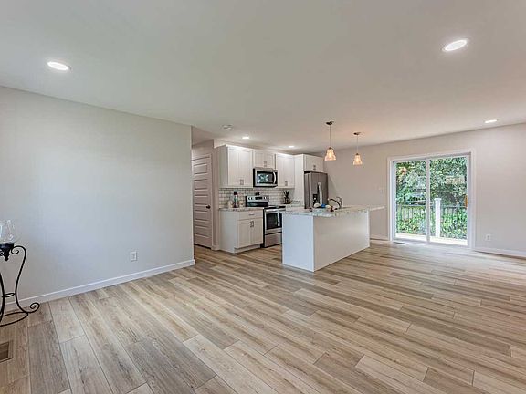 5th image of 541 Lodge Ave