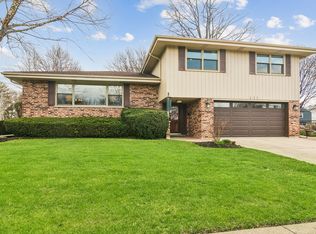 111 N Wilshire Ln, Arlington Heights, IL 60004