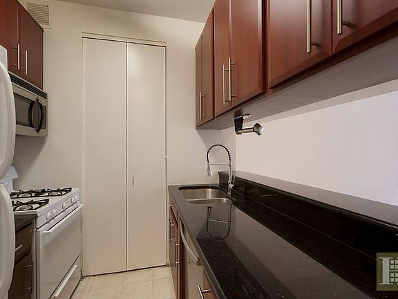 4th image of 101 W 79th St APT 4B