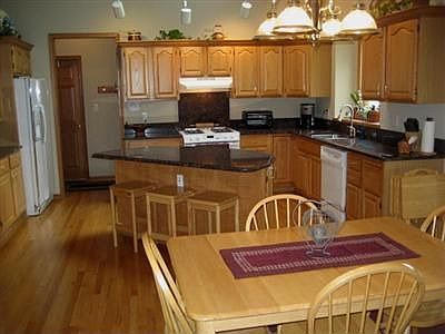 kitchen w/ skylt & vaulted ceiling