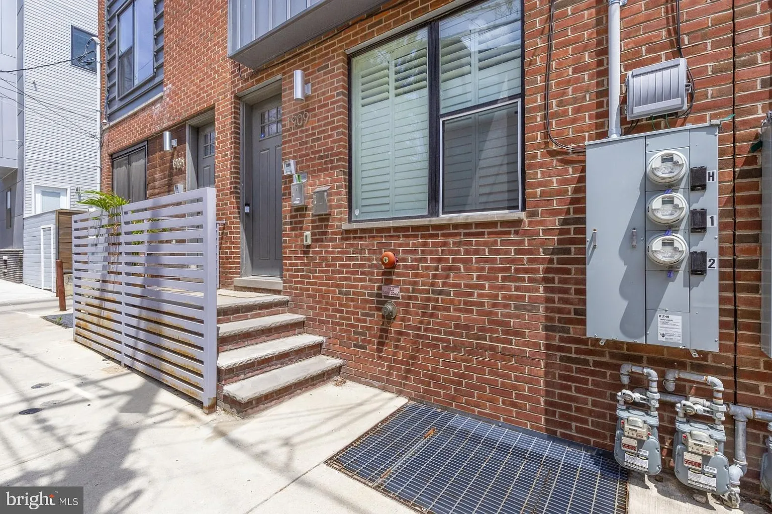 1909 E Hagert St #1 photo 1