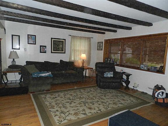 3rd image of 142 Hobart Ave