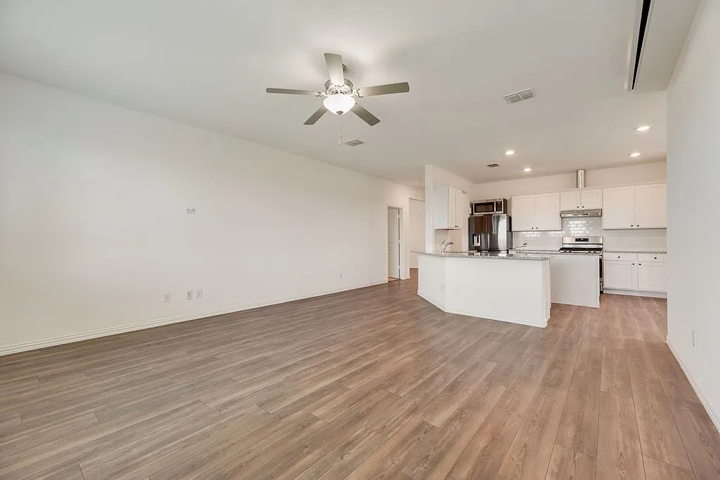 4 bed, 1996 sqft, $2,350 — Photo 3
