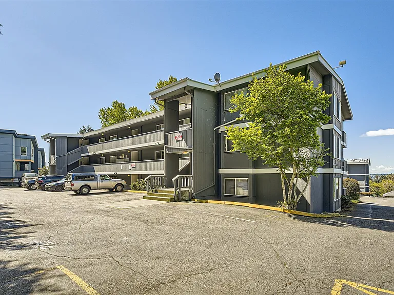 Sunset View Apartments — Photo 12