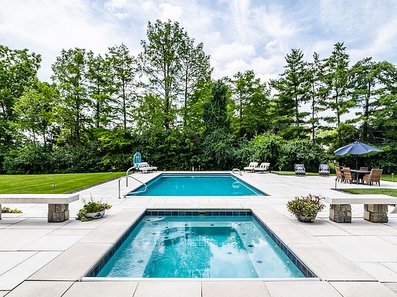 2nd image of 2035 Saint Andrews Cir